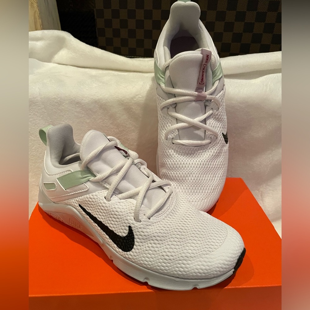 Nike WMNS Legend Essential Running Shoe